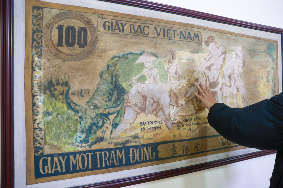 Khu di tích còn lưu giữ nhiều hiện vật, tranh ảnh, tư liệu quý liên quan đến ngành tài chính, việc thiết kế mẫu tiền các hình ảnh các chuyến công tác của lãnh đạo cấp cao của Đảng và Nhà nước những năm kháng chiến. Trong số các tư liệu, hiện vật quý có bức tranh sơn dầu phác họa nguyên mẫu đồng tiền "Con trâu xanh" do họa sĩ Nguyễn Huyến thể hiện. (Ảnh: Minh Sơn/Vietnam+)