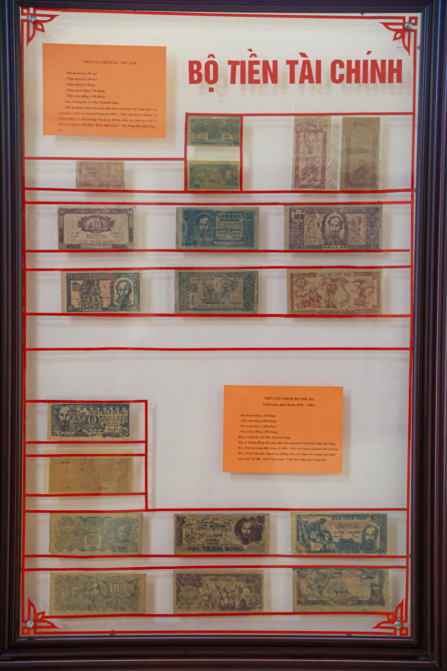 Thời kỳ này, các tờ tiền có mệnh giá 5 đồng, 2 đồng, 1 đồng, 5 hào, 2 hào, 1 hào được in đơn giản do máy móc chưa hiện đại, giấy và mực in còn thô sơ. Tờ giấy bạc 100 đồng là tờ tiền có mệnh giá lớn nhất Việt Nam lúc bấy giờ. (Ảnh: Minh Sơn/Vietnam+)