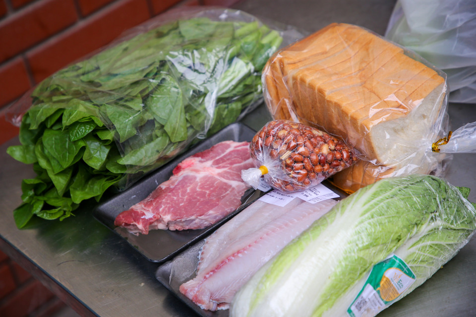 Mỗi ngày, 9 hộ gia đình đang thực hiện việc cách ly tại đây sẽ được cung cấp bữa ăn sáng với bánh mì hoặc xôi. Trưa và chiều tối sẽ được cung cấp thịt, cá, sữa, trứng, rau quả theo định suất từ 180 - 250 ngàn đồng tùy theo nhu cầu của từng hộ. (Ảnh: Minh Sơn/Vietnam+)