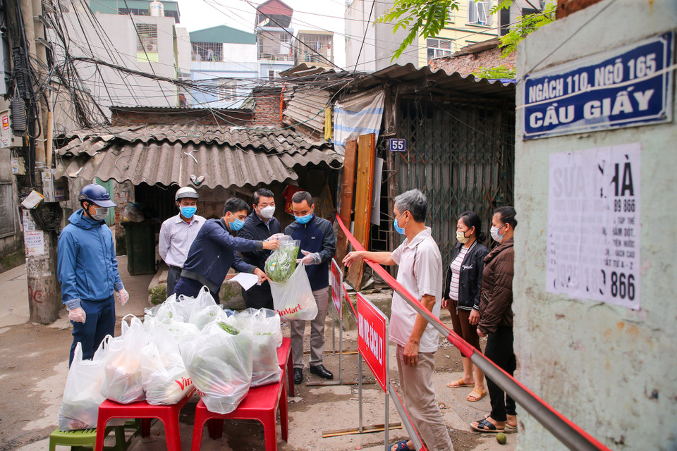 Đại diện phường Dịch Vọng cũng cho biết, thời gian cách ly các hộ gia đình tại khu vực này bắt đầu từ 12/3 và sẽ kết thúc sau 21 ngày. Trong thời gian trên, chính quyền sẽ cung cấp lương thực, thực phẩm, trang thiết bị y tế đều đặn. (Ảnh: Minh Sơn/Vietnam+)