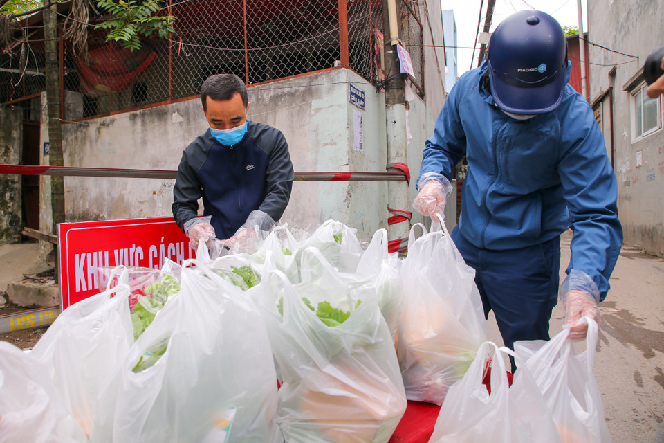 Ông Nguyễn Việt Trung, Chủ tịch Ủy ban Nhân dân phường Dịch Vọng cho biết, đội hậu cần của phường sẽ cung cấp các nhu yếu phẩm thực phẩm hằng ngày cho từng hộ gia đình bị cách ly y tế đồng thời cũng bổ sung các thiết bị, trang thiết bị như cặp nhiệt độ, khẩu trang, nước sát khuẩn, xà phòng. (Ảnh: Minh Sơn/Vietnam+)