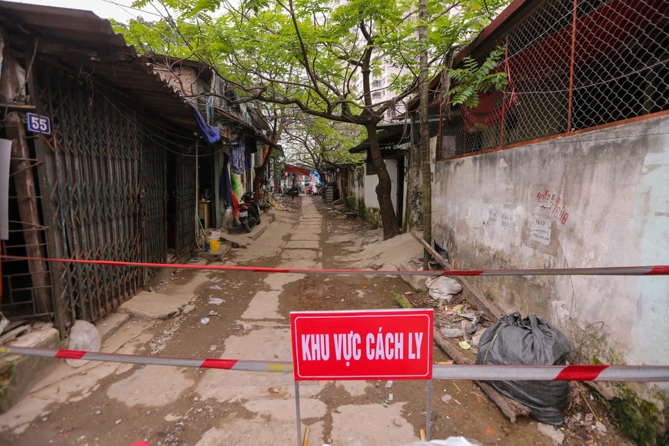 Tối ngày 11/3, sau khi phát hiện ca nhiễm COVID- 19 mới là nam giới cư trú tại ngõ 165 Cầu Giấy (phường Dịch Vọng, quận Cầu Giấy, Hà Nội), cơ quan chức năng đã tiến hành lập hàng rào chắn, cách ly khoảng 16 người dân sinh sống quanh khu vực. (Ảnh: Minh Sơn/Vietnam+)