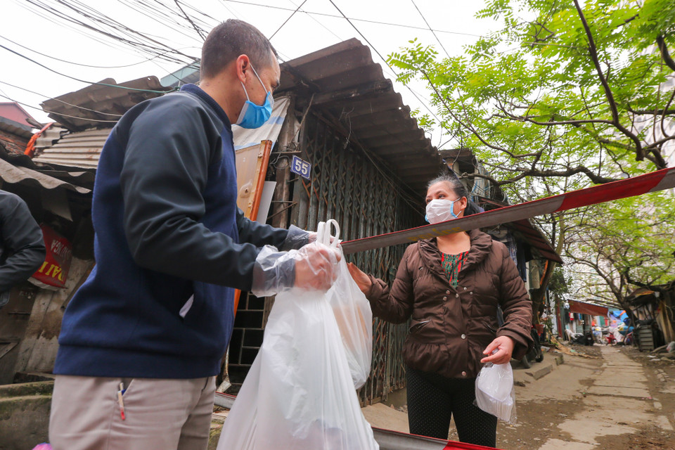 Trong thời gian cách ly, các hộ gia đình tại cũng được yêu cầu hạn chế đi lại, tránh tiếp xúc với nhiều người. (Ảnh: Minh Sơn/Vietnam+)