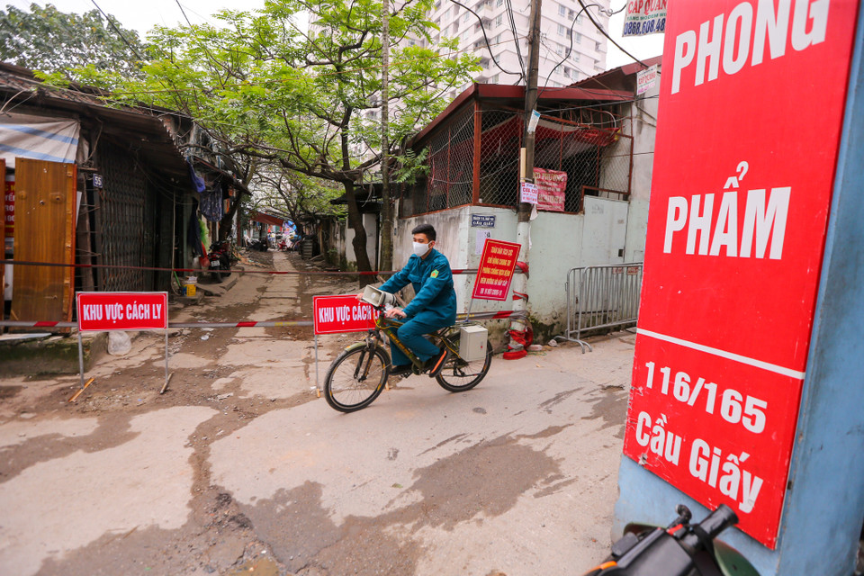 Lực lượng dân phòng của phường Dịch Vọng cũng liên tục tổ chức các buổi tuyên truyền phòng chống dịch COVID-19 tại các tuyến phố trên địa bàn bằng xe đạp. (Ảnh: Minh Sơn/Vietnam+)