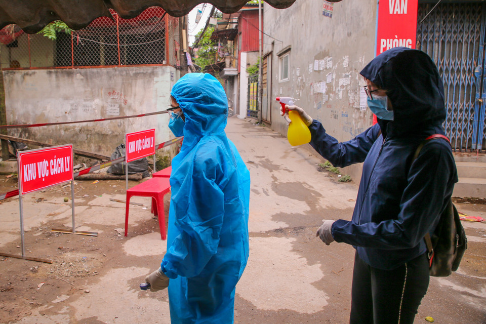 Khu vực cách ly y tế này là điểm cuối ngõ 165 Cầu Giấy, một số hộ dân sống tại những ngôi nhà tạm, ẩm thấp nên công tác khử khuẩn, kiểm tra y tế được thực hiện đều đặn. (Ảnh: Minh Sơn/Vietnam+)