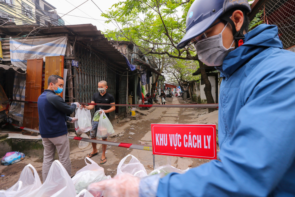 Trong ngày 15/3, 10 túi thức ăn với đầy đủ thịt, cá, rau đã được phân phát cho các hộ gia đình. (Ảnh: Minh Sơn/Vietnam+)