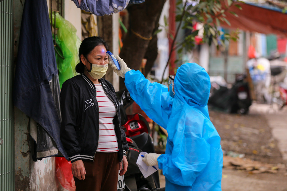 Không chỉ lực lượng đảm bảo an ninh chốt trực, các nhân viên y tế vẫn tiếp tục luân phiên thực hiện các công tác kiểm tra sức khoẻ và khử khuẩn tại khu vực mỗi ngày. (Ảnh: Minh Sơn/Vietnam+)