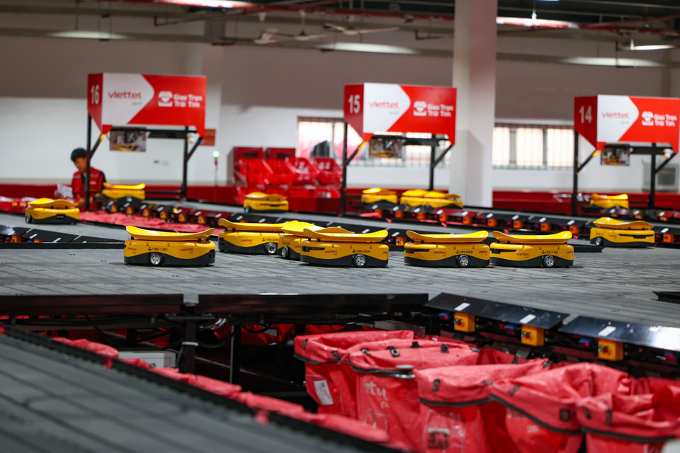 200 robot AGV với sản lượng xử lý của mỗi robot có thể lên tới 6.000 bưu phẩm/giờ, cao gấp 6 lần xử lý thủ công (mỗi công nhân chỉ xử lý tối đa 1.000 bưu phẩm/giờ). (Ảnh: Minh Sơn/Vietnam+)