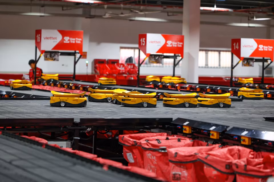 200 robot AGV với sản lượng xử lý của mỗi robot có thể lên tới 6.000 bưu phẩm/giờ, cao gấp 6 lần xử lý thủ công (mỗi công nhân chỉ xử lý tối đa 1.000 bưu phẩm/giờ). (Ảnh: Minh Sơn/Vietnam+)