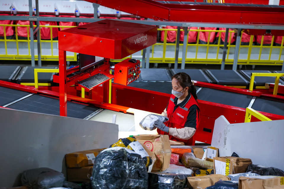 Tỉ lệ sai sót của tổ hợp gần như bằng 0, rút ngắn thời gian chuyển phát toàn trình từ 8-10 giờ, tăng 3,5 lần sản lượng. Nhờ tự động hoá, tổ hợp cũng giúp tối ưu 60% chi phí nhân sự. (Ảnh: Minh Sơn/Vietnam+)