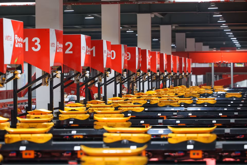 Còn robot AGV là công nghệ robot hiện đại được nhiều đơn vị logistics lớn trên thế giới như China Post, Amazon… sử dụng để chia chọn các loại hàng hóa nhẹ, mỏng, hàng có hình dáng đặc thù, tròn lăn, thích hợp với hàng hóa trên sàn thương mại điện tử. Hiện tại, Viettel Post là công ty logistics đầu tiên tại Việt Nam triển khai công nghệ robot AGV. (Ảnh: Minh Sơn/Vietnam+)