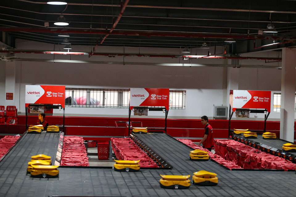 Theo đại diện Viettel Post, tổ hợp công nghệ chia chọn này mức tự động hóa cao, sử dụng robot tự hành chia chọn hàng hóa (robot AGV), hệ thống chia hàng lớn (Wheel Sorter Matrix) và hệ thống chia chọn dạng băng tải (Cross-belt Sorter). (Ảnh: Minh Sơn/Vietnam+)