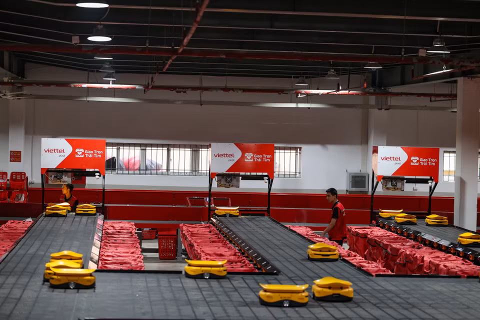 Theo đại diện Viettel Post, tổ hợp công nghệ chia chọn này mức tự động hóa cao, sử dụng robot tự hành chia chọn hàng hóa (robot AGV), hệ thống chia hàng lớn (Wheel Sorter Matrix) và hệ thống chia chọn dạng băng tải (Cross-belt Sorter). (Ảnh: Minh Sơn/Vietnam+)