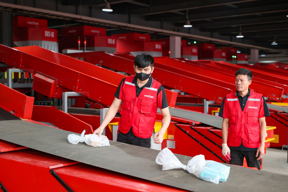 Hệ sinh thái logistics bao gồm phần mềm quản lý kho vận, hệ thống app/web, chuỗi giải pháp công nghệ chuyển phát giám sát trọng lượng, giám sát băng tải, khóa thông minh… đều được phát triển bởi đội ngũ 100% kĩ sư, chuyên gia người Việt, hoàn thiện trong hơn 6 tháng. (Ảnh: Minh Sơn/Vietnam+)