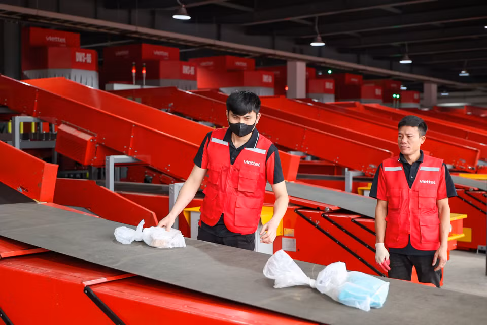 Hệ sinh thái logistics bao gồm phần mềm quản lý kho vận, hệ thống app/web, chuỗi giải pháp công nghệ chuyển phát giám sát trọng lượng, giám sát băng tải, khóa thông minh… đều được phát triển bởi đội ngũ 100% kĩ sư, chuyên gia người Việt, hoàn thiện trong hơn 6 tháng. (Ảnh: Minh Sơn/Vietnam+)