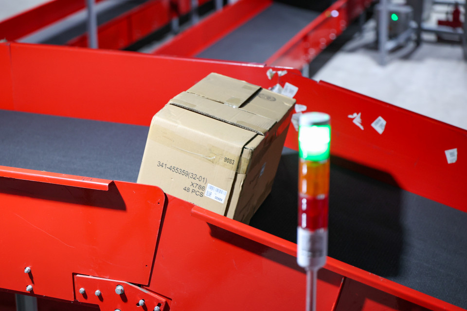 Hệ thống băng chuyền crossbelt áp dụng công nghệ mới giúp giảm thời gian chia hàng, giảm nhân công và tối ưu chi phí. Thời gian xử lý một đơn hàng giảm khoảng 4 tiếng đồng hồ so với trước. Đồng thời, tỷ lệ chia sai sót cũng giảm từ 8% xuống chỉ còn 0,1- 0,2%, tương đương với những công nghệ đầu ngành trên thế giới. (Ảnh: Minh Sơn/Vietnam+)