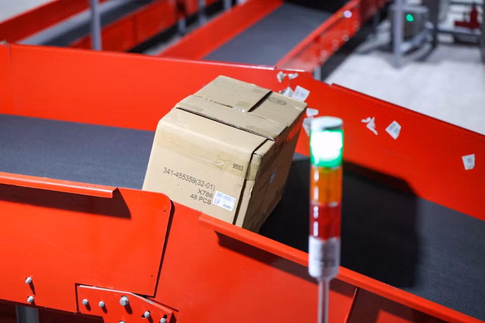 Hệ thống băng chuyền crossbelt áp dụng công nghệ mới giúp giảm thời gian chia hàng, giảm nhân công và tối ưu chi phí. Thời gian xử lý một đơn hàng giảm khoảng 4 tiếng đồng hồ so với trước. Đồng thời, tỷ lệ chia sai sót cũng giảm từ 8% xuống chỉ còn 0,1- 0,2%, tương đương với những công nghệ đầu ngành trên thế giới. (Ảnh: Minh Sơn/Vietnam+)