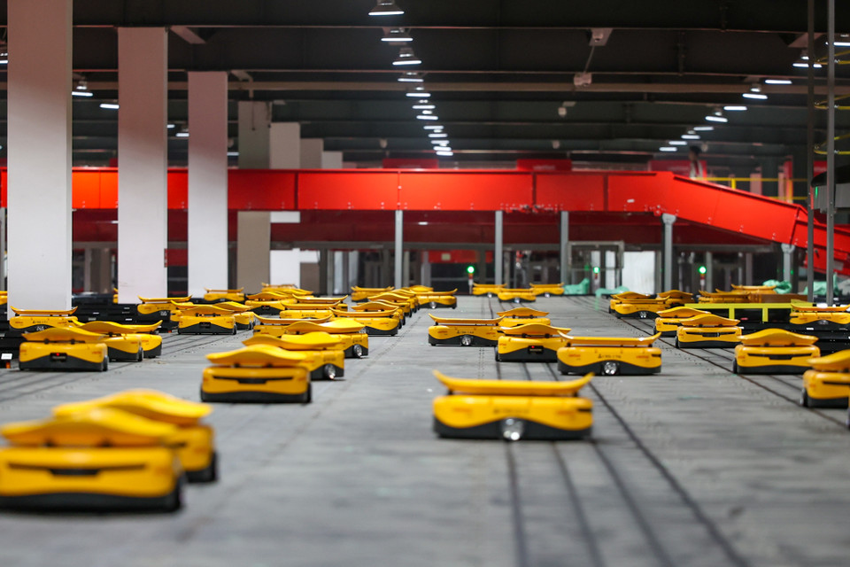 Trong đó, Wheel sorter-Matrix là hệ thống chia hàng tải, kiện lớn. Cross-belt sorter là hệ thống chia chọn dạng băng tải có điều khiển chủ động, phù hợp hàng hóa COD, kiện tiêu chuẩn với công suất lớn. (Ảnh: Minh Sơn/Vietnam+)