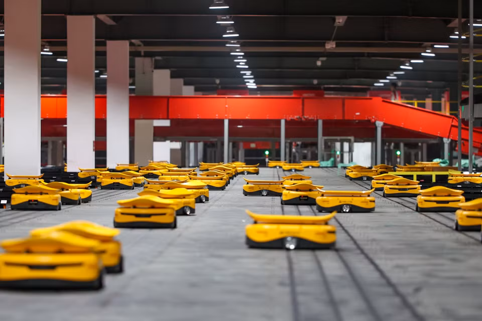Trong đó, Wheel sorter-Matrix là hệ thống chia hàng tải, kiện lớn. Cross-belt sorter là hệ thống chia chọn dạng băng tải có điều khiển chủ động, phù hợp hàng hóa COD, kiện tiêu chuẩn với công suất lớn. (Ảnh: Minh Sơn/Vietnam+)
