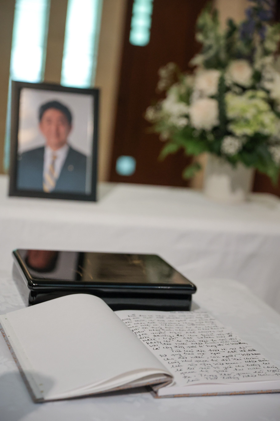 Là người bạn thân thiết, chia ngọt sẻ bùi với tinh thần "tình cảm, chân thành, tin cậy", hai đất nước Việt Nam và Nhật Bản chúng ta sẽ cùng nhau vượt qua nỗi đau thương, mất mát to lớn này, phát triển hơn nữa quan hệ hợp tác hữu nghị Việt Nam-Nhật Bản vì hòa bình, hợp tác, phát triển ở trong khu vực và trên thế giới, vì sự hùng cường, thịnh vượng của mỗi nước chúng ta!'