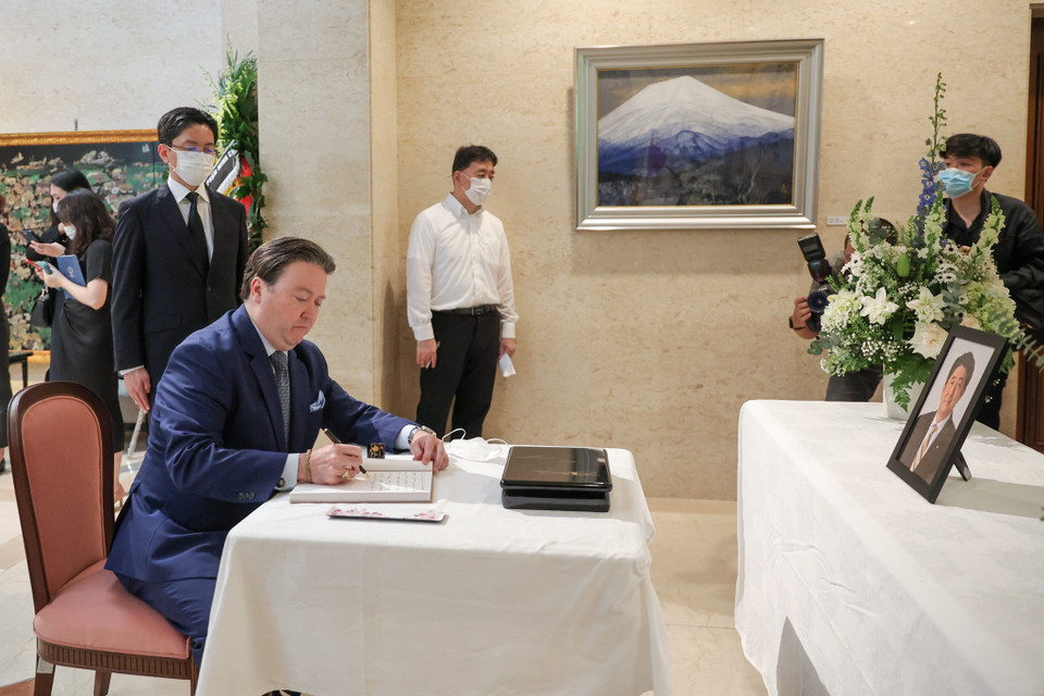 Ông Marc E. Knapper-Đại sứ Hoa Kỳ tại Việt Nam cũng đến viếng tại Đại sứ quán Nhật Bản. (Ảnh: Minh Sơn/Vietnam+)