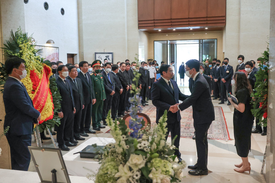 Thủ tướng Phạm Minh Chính chia buồn với Đại biện lâm thời Đại sứ quán Nhật Bản tại Việt Nam. (Ảnh: Minh Sơn/Vietnam+)
