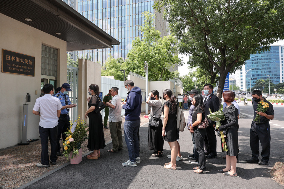 Ngay từ sớm, rất đông người dân Việt Nam đã xếp hàng trước cổng Đại sứ quán Nhật Bản để chờ tới lượt viếng cố Thủ tướng Abe Shinzo. (Ảnh: Minh Sơn/Vietnam+)