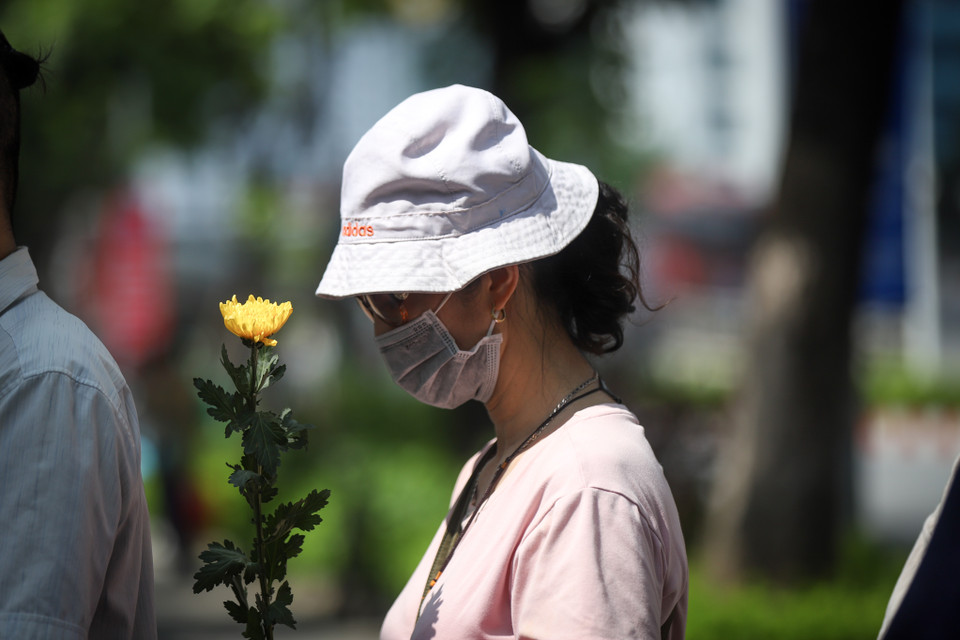 Cô Lê Thị Kim Tuệ chia sẻ khi biết tin Đại sứ quán Nhật mở sổ tang từ 11/7, cô đã một mình đi xe máy từ Ba Vì cách đây gần 70 cây số để viếng cố Thủ tướng Abe Shinzo. 'Mặc dù chỉ biết ông trên truyền hình nhưng những việc ông làm với đất nước Việt Nam khiến tôi rất quý. Ông Shinzo Abe là một người bạn lớn của nhân dân Việt Nam.' (Ảnh: Minh Sơn/Vietnam+)