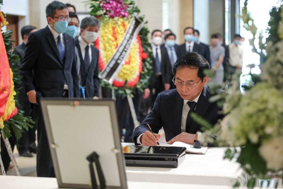 Bộ trưởng Bộ Ngoại giao Bùi Thanh Sơn viết sổ tang chia buồn với sự ra đi của cố Thủ tướng Abe Shinzo. (Ảnh: Minh Sơn/Vietnam+)