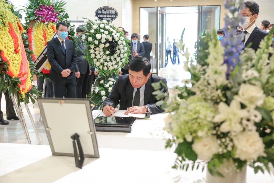 Bộ trưởng Bộ Kế hoạch và Đầu tư Nguyễn Chí Dũng ghi sổ tang bày tỏ sự tiếc thương với cố Thủ tướng Nhật Bản Abe Shinzo. (Ảnh: Minh Sơn/Vietnam+)