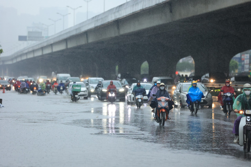 Theo Trung tâm khí tượng thuỷ văn Quốc gia, dự báo thời tiết hôm nay (5/6) đến đêm mai (6/6), khu vực Bắc Bộ có mưa vừa, mưa to và giông, cục bộ có mưa rất to với lượng mưa phổ biến từ 40-120mm, có nơi trên 200mm. (Ảnh: Hoài Nam/Vietnam+)