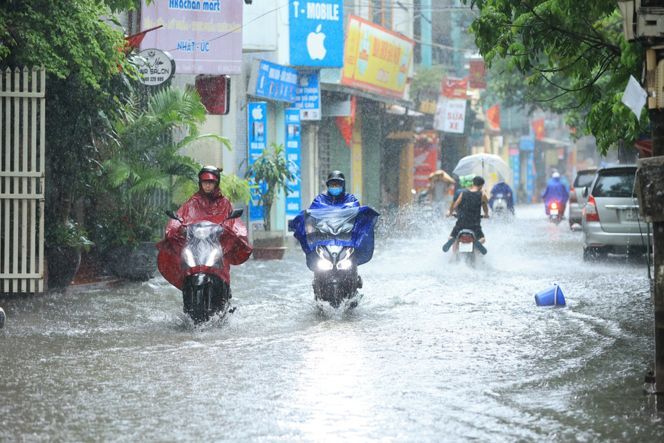 Khoảng 6 giờ sáng, những đám mây đen bắt đầu kéo đến bao trùm bầu trời Hà Nội. Cả bầu trời tối sầm, gió to, sấm chớp cũng liên tục xuất hiện. (Ảnh: Hoài Nam/Vietnam+)