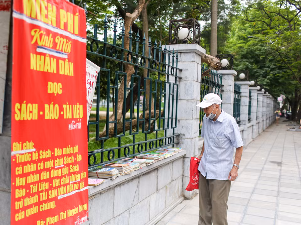 Những loại sách cũ, sách mới đều được bà bày biện đẹp đẽ trên bờ tường phía ngoài Gò Đống Đa đã thu hút nhiều người dân Thủ đô tìm đến. (Ảnh: Minh Sơn/Vietnam)