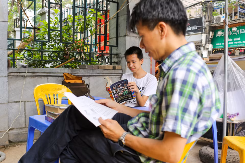 Quầy sách báo do bà Dung lập nên như một nét văn hóa mới ở khu vực. Tại đây, người đọc không chỉ có thêm thông tin, kiến thúc xã hội mà còn trở nên gần gũi nhau hơn. (Ảnh: Minh Sơn/Vietnam)