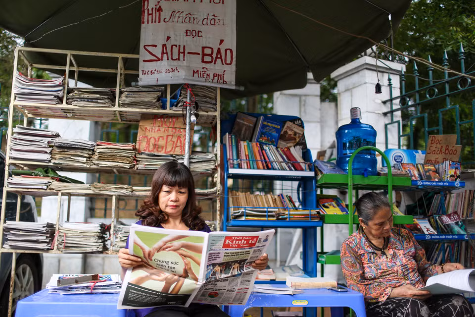 Cô Nguyễn Như Hồng, hàng xóm của bà Dung cho biết: 'Ngày nào tôi cũng ra quầy sách của bà và tôi rất quý tấm lòng của bà đã dành hết công sức, thời gian để cho sạp báo miễn phí này.'(Ảnh: Minh Sơn/Vietnam)