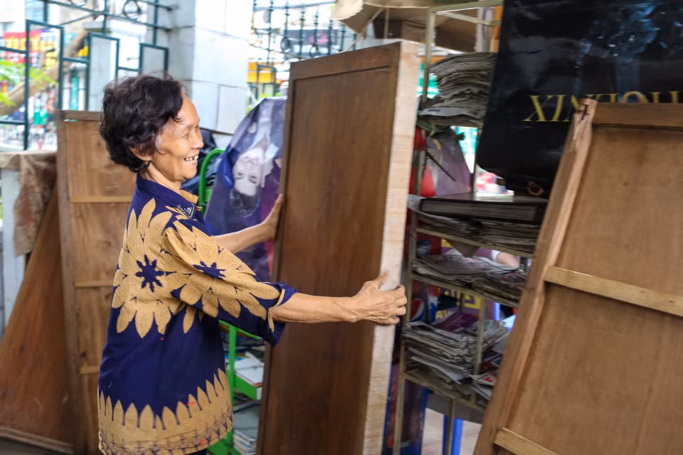 Mỗi ngày bà bỏ ra 30 ngàn đồng để mua các loại báo phục vụ mọi người. Bà cho rằng mình nhận lại được rất nhiều, đó là sự cảm kích, tôn trọng của mọi người. (Ảnh: Minh Sơn/Vietnam)