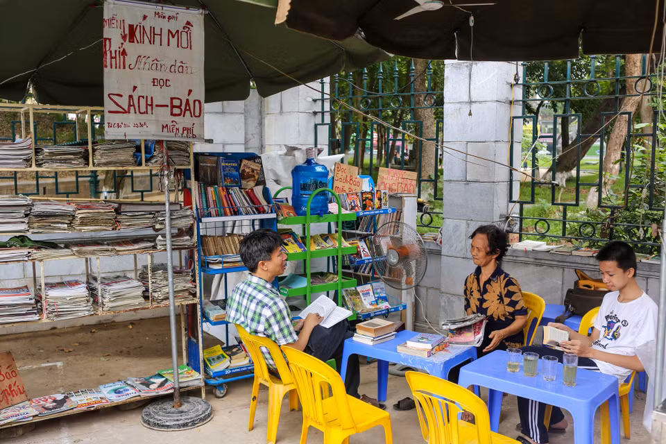 Bắt đầu được gần 5 tháng, quầy báo miễn phí của bà Phạm Thị Huyền Dung, 72 tuổi (trú tại Đặng Tiến Đông, Hà Nội) đã thu hút nhiều người dân Thủ đô tìm đến. (Ảnh: Minh Sơn/Vietnam)