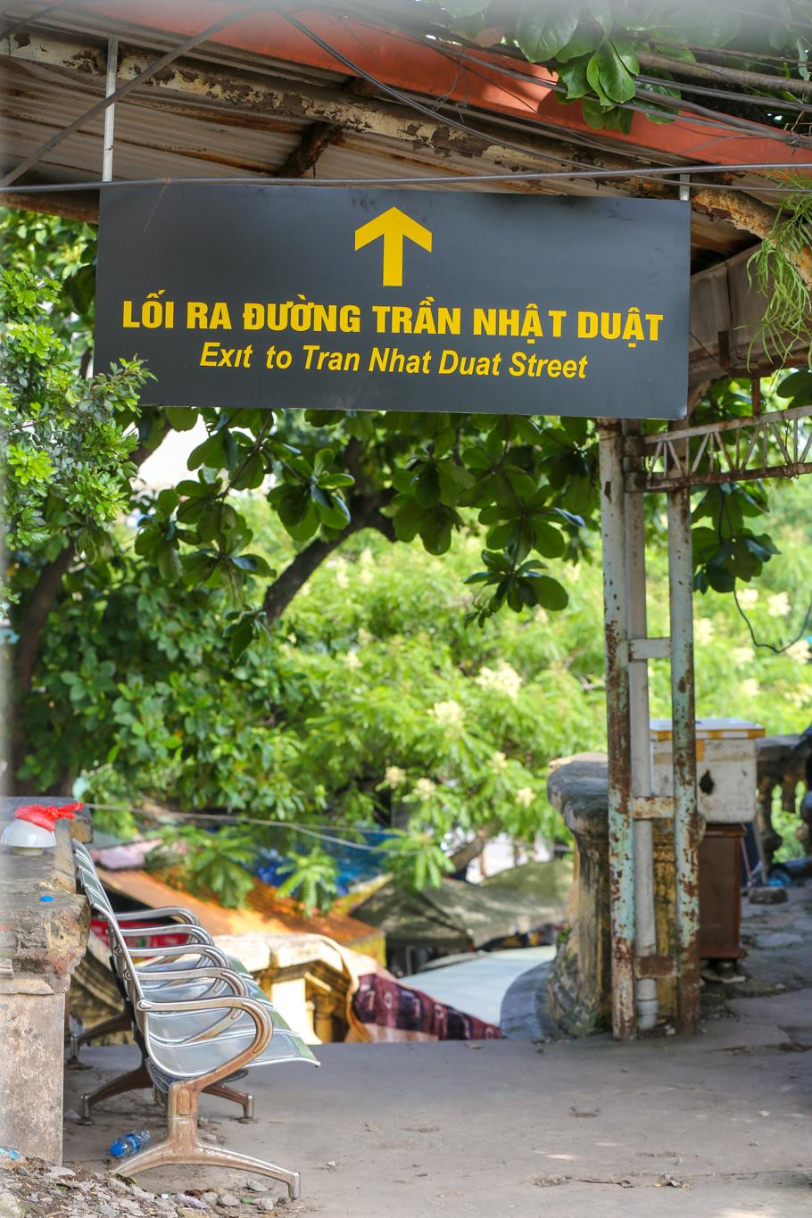 Cửa chính được gắn biển Ga Long Biên quay ra đường dẫn lên cầu theo hướng thuận từ phía Gia Lâm vào Hà Nội và nằm về phía tay phải của đường sắt theo hướng đi về phía ga Hà Nội. Còn cửa phụ là một cầu thang với 23 bậc được xây bằng đá xẻ. (Ảnh: PV/Vietnam+)