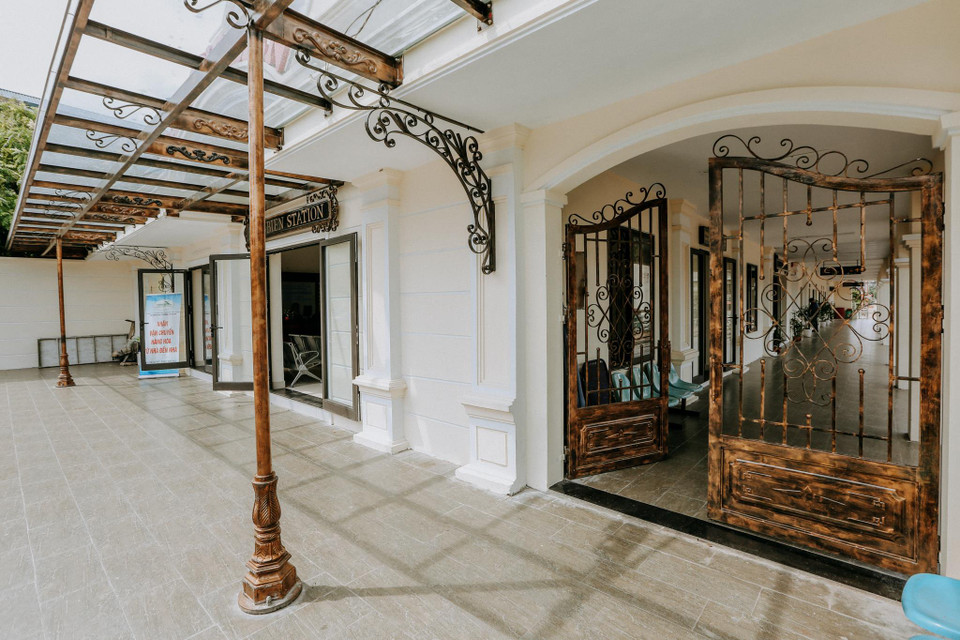 Ga Long Biên được cải tạo mặt đứng phía đường bộ và đường sắt theo phong cách kiến trúc tân cổ điển xu hướng Pháp. (Ảnh: PV/Vietnam+)