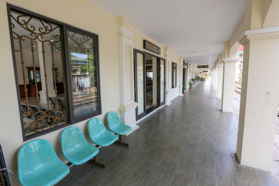 Ga Long Biên là một điểm tham quan du lịch khá nổi tiếng ở Thủ đô Hà Nội. Do địa hình hẹp nên cửa ra vào ga Long Biên dành cho hành khách đi tàu rất độc đáo. (Ảnh: PV/Vietnam+)