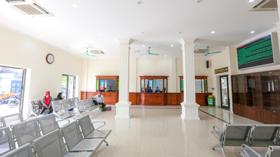 Toàn bộ khu vực bên trong nhà ga được thay toàn bộ cửa đi, cửa sổ với kiến trúc tân cổ điển với hệ thống đèn chiếu sáng, quầy bán vé gỗ lim. (Ảnh: PV/Vietnam+)