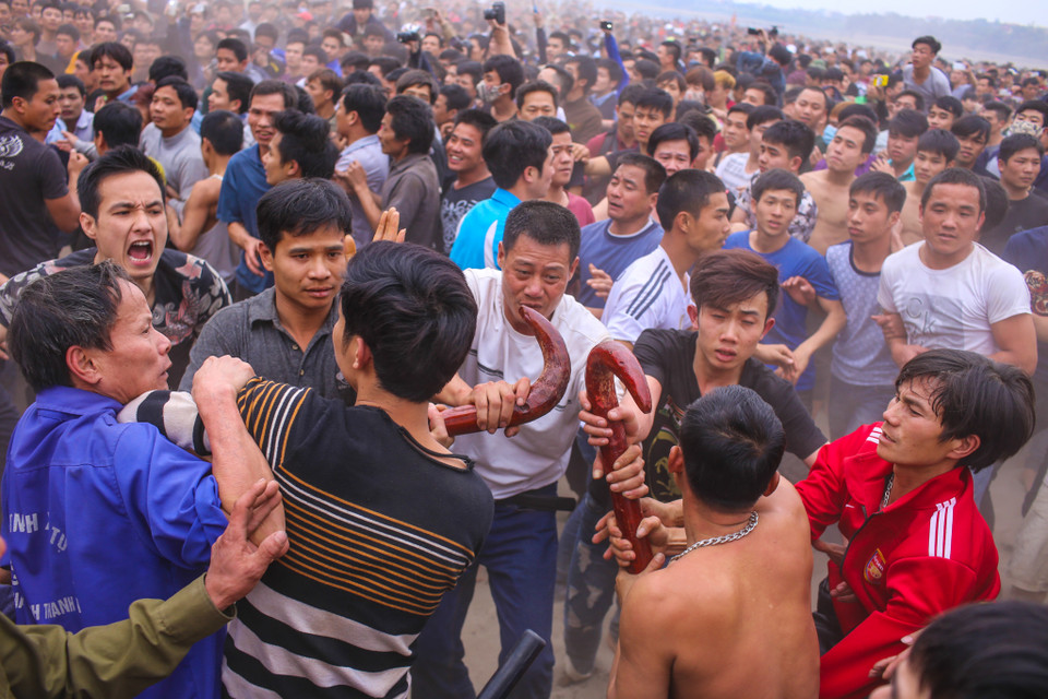 Ngay trước lễ hội cướp phết diễn ra, đã có rất nhiều màn ẩu đả, khiêu khích giữa các nhóm cướp phết với nhau. (Ảnh: Minh Sơn/Vietnam+)