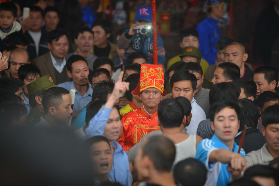 Hàng trăm thanh niên đã hô hào với khí thế hừng hực, sẵn sàng giành lấy quả Phết khiến cụ chủ tế trong làng sợ hãi vì bị ‘bao vây’. (Ảnh: Minh Sơn/Vietnam+)