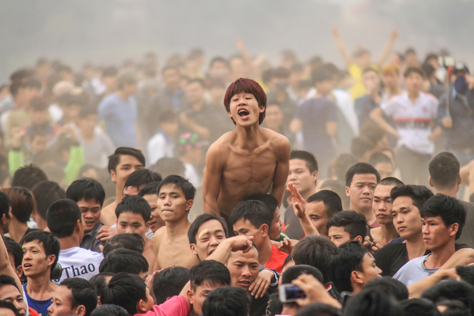 Người cướp được quả phết không những phải có sức khỏe mà còn phải rất mưu mẹo và vô cùng khéo léo mới thoát ra khỏi ranh giới được cắm bằng các cây nêu ở xung quanh bãi. (Ảnh: Minh Sơn/Vietnam+)