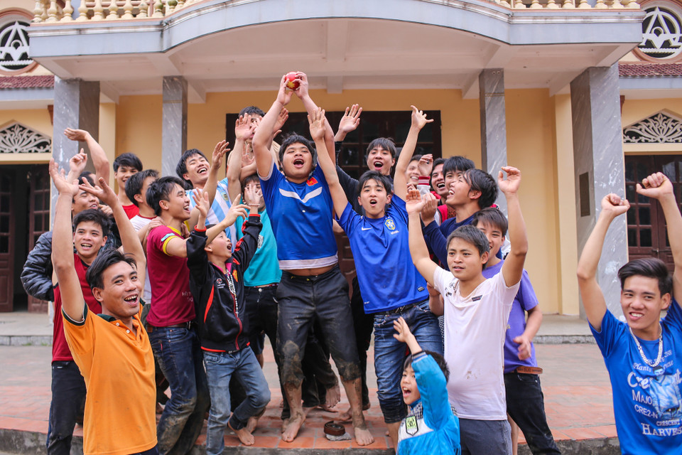 Khu 5 thuộc xã Hiền Quan đã vinh dự cướp được quả phết đầu tiên và mang về nhà trong sự vui mừng của cả đội. (Ảnh: Minh Sơn/Vietnam+)