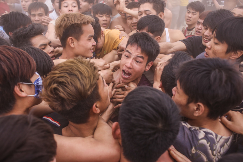 Một thanh niên hoảng loạn khi bị ‘bao vây’ mà không cách nào thoát ra được. (Ảnh: Minh Sơn/Vietnam+)