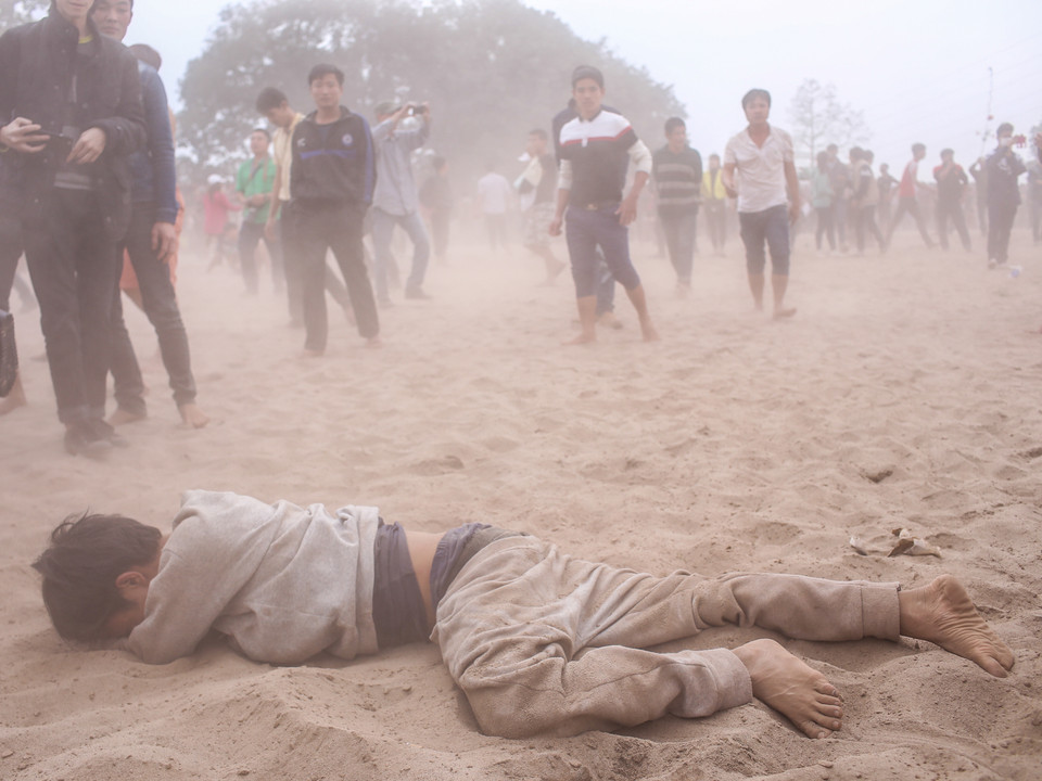 Ngất xỉu vì quá sức hoặc đau do bị giẫm đạp lên người là chuyện không hiếm trong lễ hội cướp phết. (Ảnh: Minh Sơn/Vietnam+)