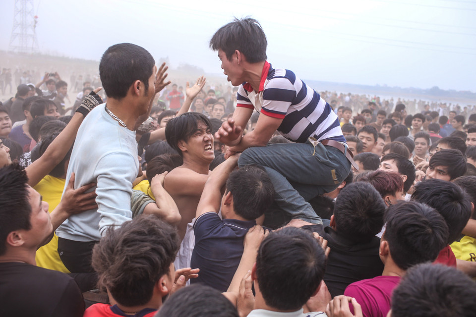 Sẵn sàng ‘đạp’ lên đầu người khác để giành được quả phết về tay mình. (Ảnh: Minh Sơn/Vietnam+)