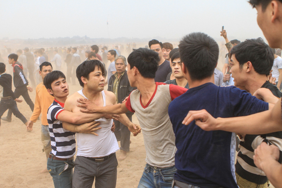 Và cũng sẵn sàng lao vào ẩu đả bất chấp sự can ngăn. (Ảnh: Minh Sơn/Vietnam+)