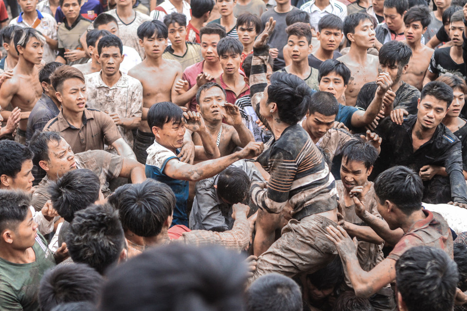 Cảnh tranh giành hỗn loạn vẫn tiếp tục diễn ra vì mỗi lễ hội cướp phết thường có 3 quả phết và 3 quả chúi. (Ảnh: Minh Sơn/Vietnam+)